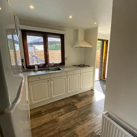 C'est La Vie Houseboat Botel