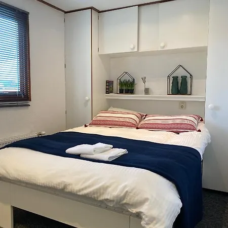 C'est La Vie Houseboat Båthotell