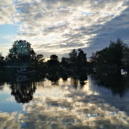 Botel C'est La Vie Houseboat *