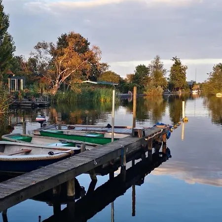 Botel C'est La Vie Houseboat