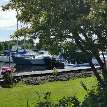 Botel C'est La Vie Houseboat