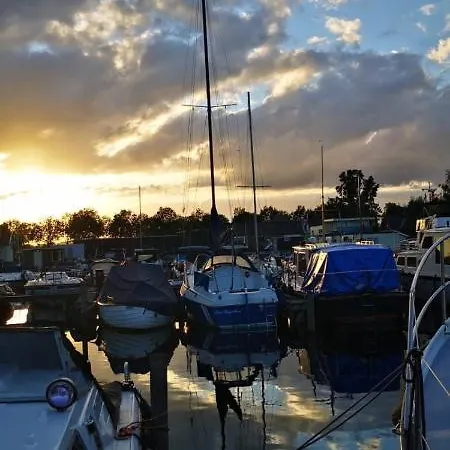 Botel C'est La Vie Houseboat *