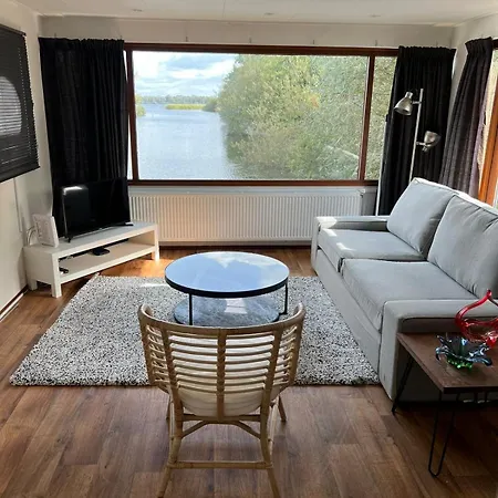 C'est La Vie Houseboat Botel