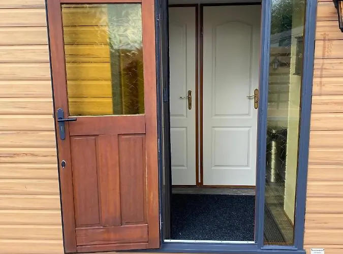 Botel C'est La Vie Houseboat *