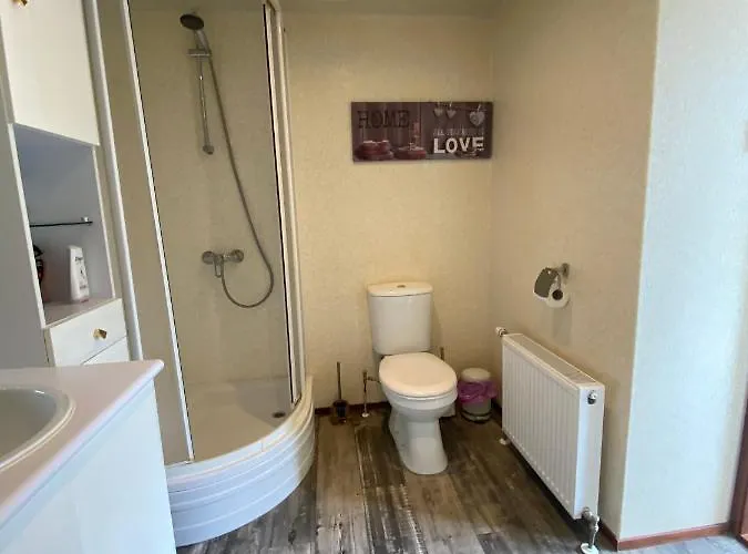 C'est La Vie Houseboat Botel *