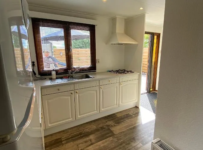 C'est La Vie Houseboat Botel