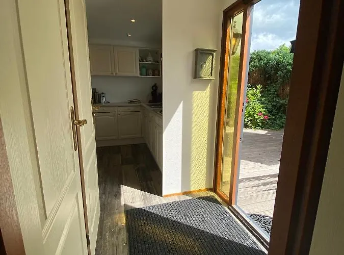 C'est La Vie Houseboat Botel *