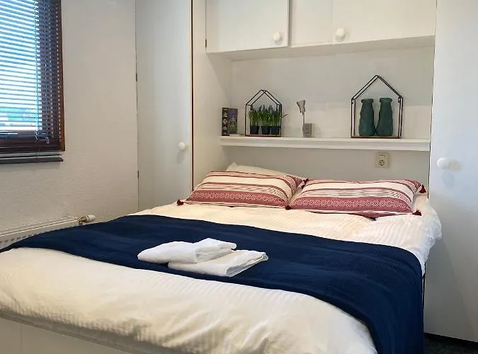 C'est La Vie Houseboat Botel