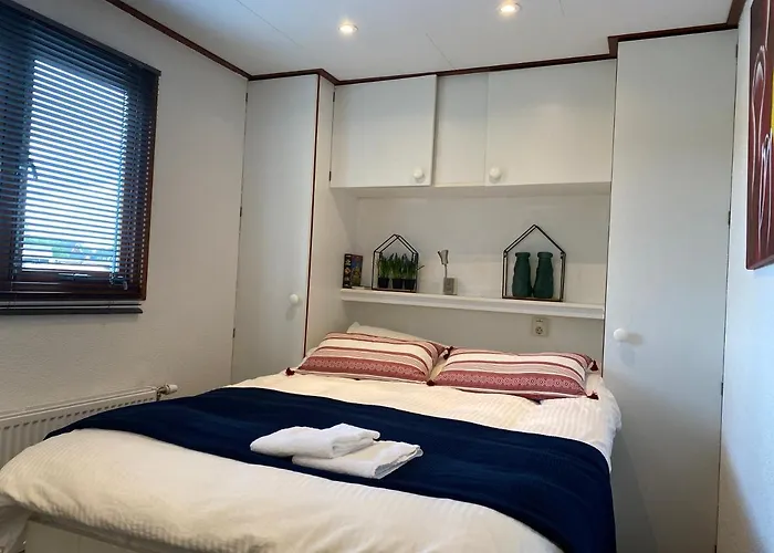 Botel C'est La Vie Houseboat *