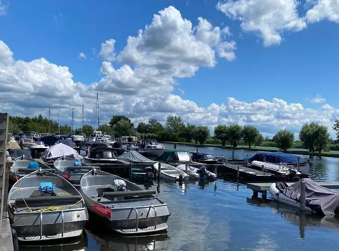 Botel C'est La Vie Houseboat