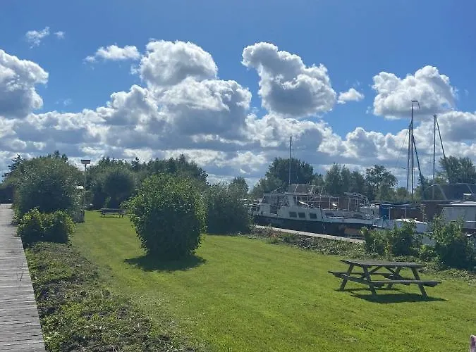 C'est La Vie Houseboat Botel