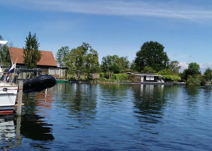 C'est La Vie Houseboat Botel *