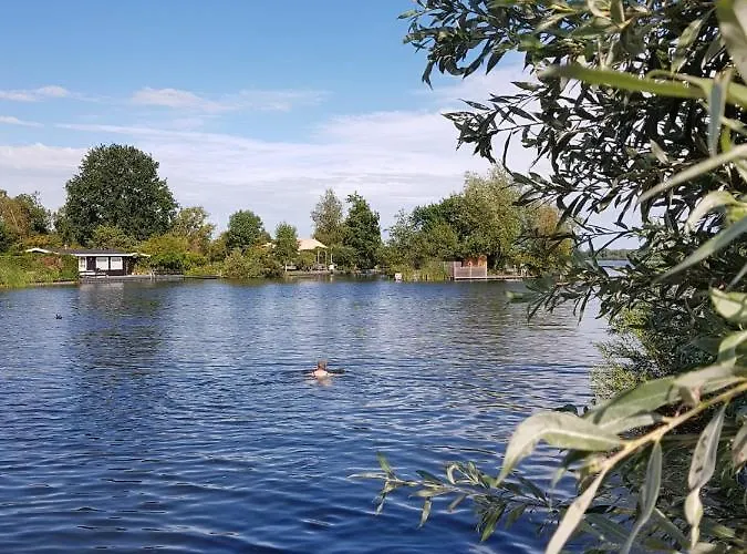 C'est La Vie Houseboat Botel *