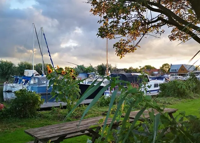 C'est La Vie Houseboat