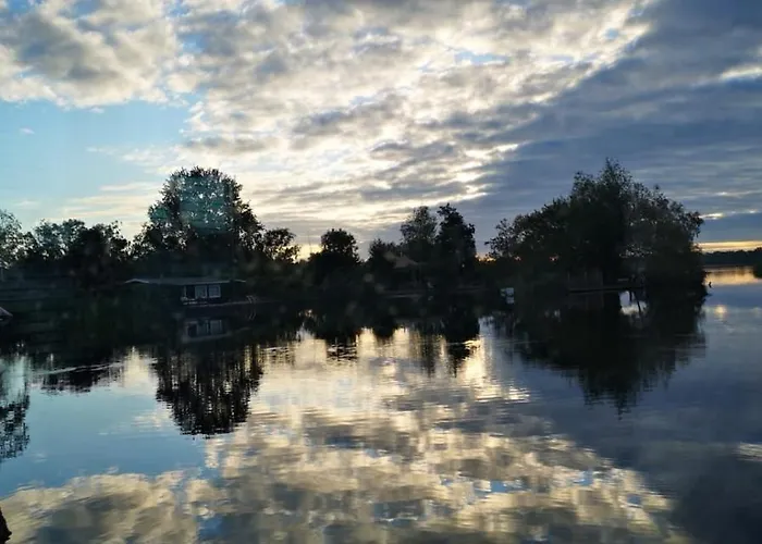 Botel C'est La Vie Houseboat *