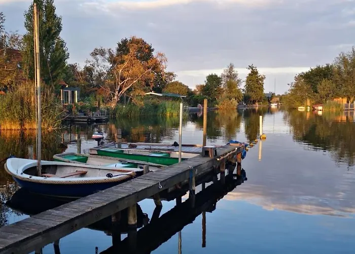 Botel C'est La Vie Houseboat