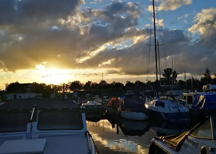 Botel C'est La Vie Houseboat *