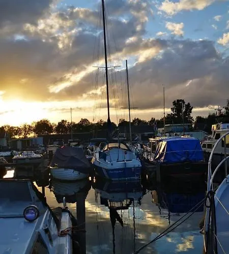 Botel C'est La Vie Houseboat *