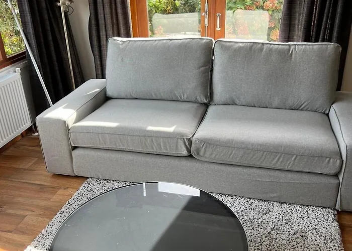 C'est La Vie Houseboat Botel