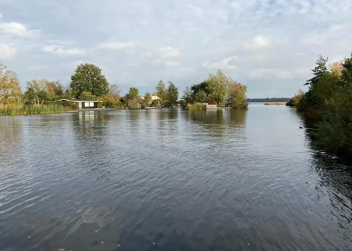 Botel C'est La Vie Houseboat