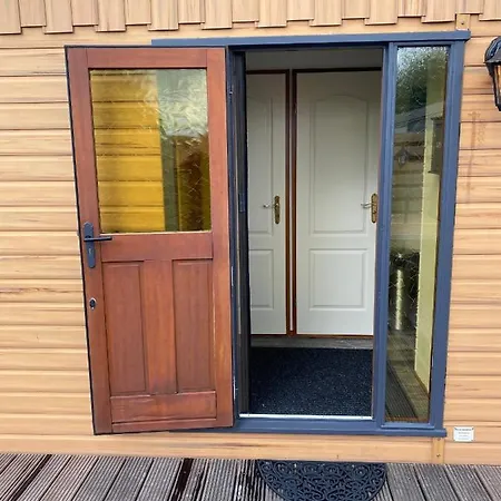 Botel C'est La Vie Houseboat *