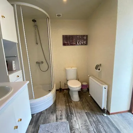 C'est La Vie Houseboat Botel *