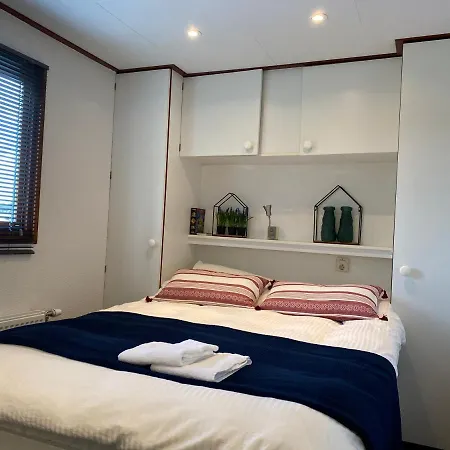 Botel C'est La Vie Houseboat *