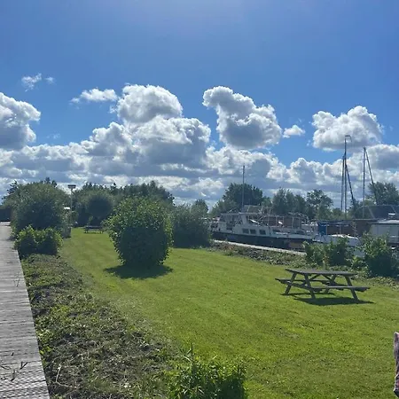 C'est La Vie Houseboat Botel