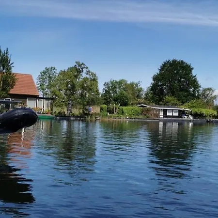 C'est La Vie Houseboat Botel *
