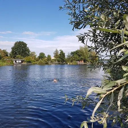 C'est La Vie Houseboat Botel *