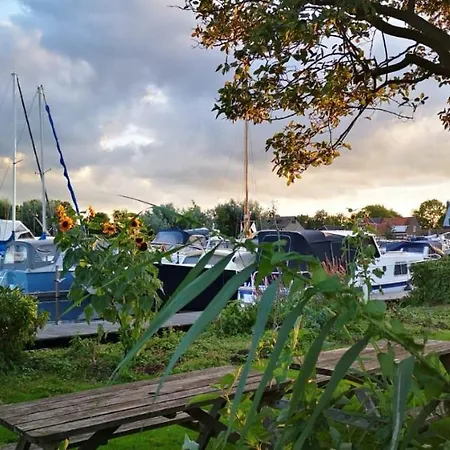 C'est La Vie Houseboat