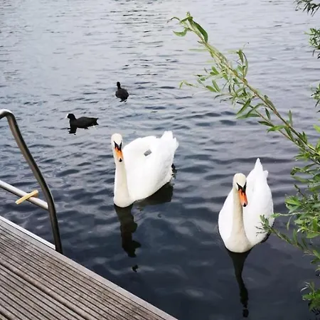 C'est La Vie Houseboat Botel