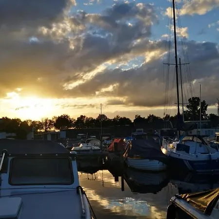 Botel C'est La Vie Houseboat *