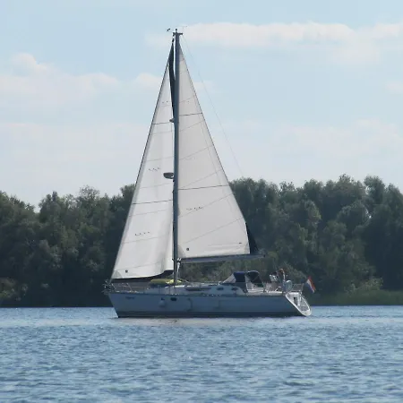 Botel C'est La Vie Houseboat